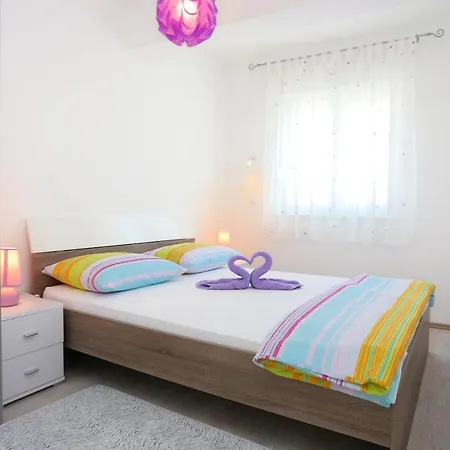 Apartments With Parking Space Omis - 10362