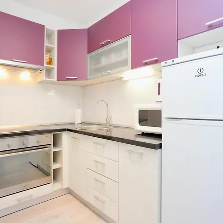 Apartments With Parking Space Omis - 10362